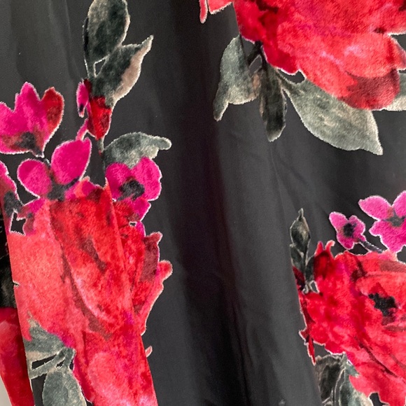 Black halter dress with red velvet appliqués - Picture 5 of 5